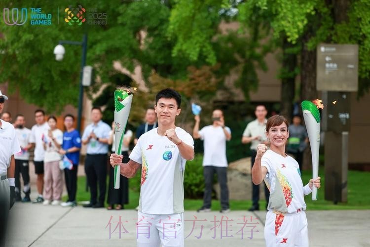 青春之火闪耀三星堆!胡荷韬传递成都世运会“竹梦”火炬! 青春之火闪耀三星堆!胡荷韬传递成都世运会“竹梦”火炬!